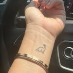 Izabelle Leite Instagram - going out with my kids is like a double workout 🏋️😂🙏🏻🩵🦕🧿 love you my giirl ( i did a dinosaur tattoo for her cause she loves dinoss ) Doha