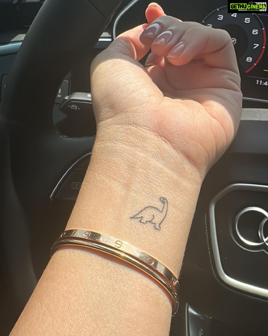 Izabelle Leite Instagram - going out with my kids is like a double workout 🏋️😂🙏🏻🩵🦕🧿 love you my giirl ( i did a dinosaur tattoo for her cause she loves dinoss ) Doha
