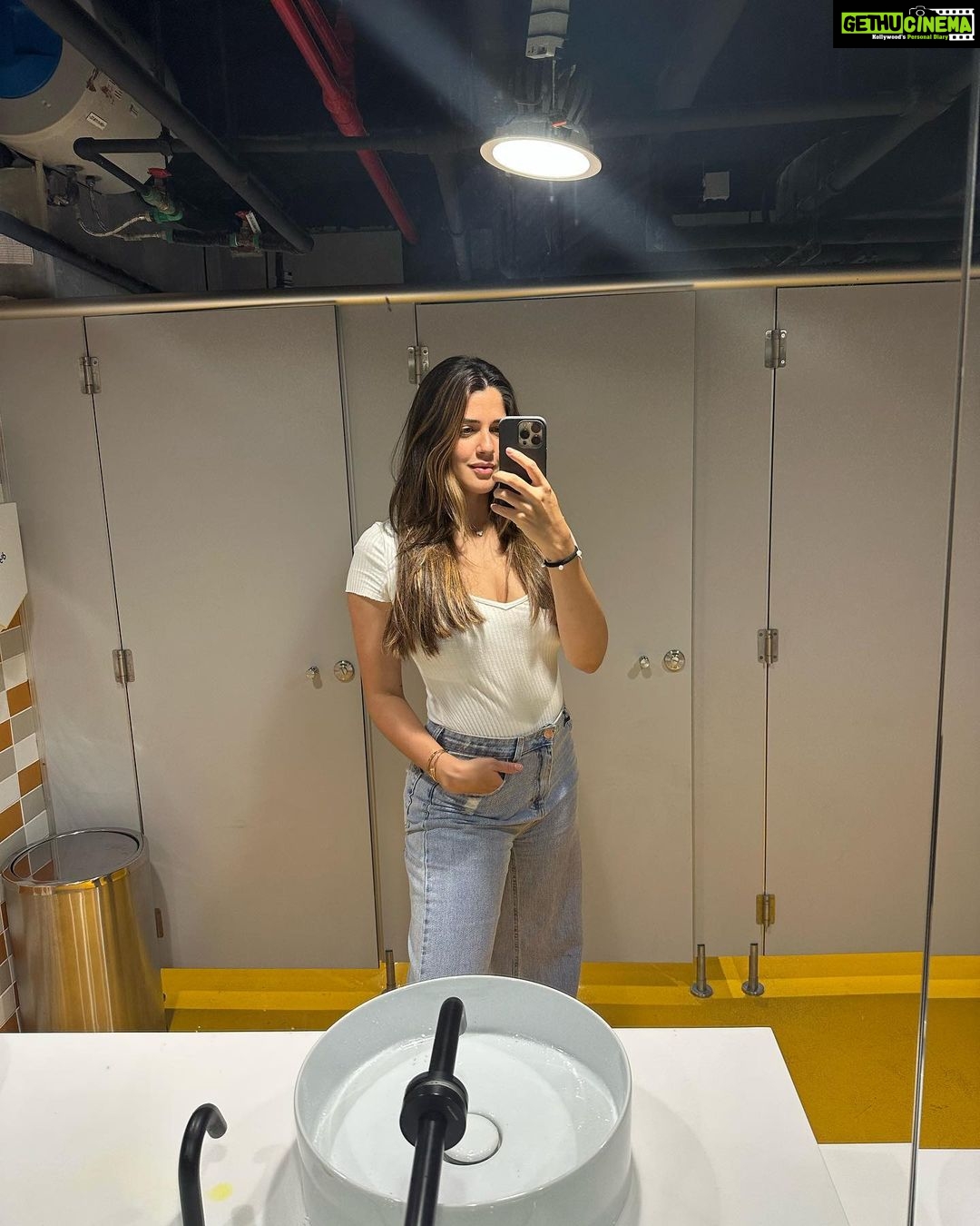 Izabelle Leite Instagram - going out with my kids is like a double workout 🏋️😂🙏🏻🩵🦕🧿 love you my giirl ( i did a dinosaur tattoo for her cause she loves dinoss ) Doha