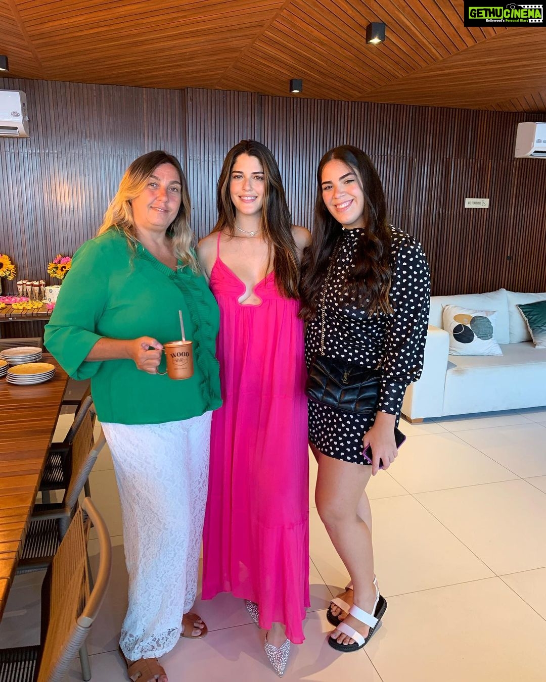 Izabelle Leite Instagram - memories with the right people will always remain priceless!! me and my girls 🩷🧿🌻 João Pessoa, Brazil