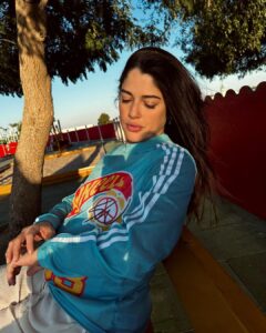 Izabelle Leite Instagram - when the little one is playing,
mommy is resting with her next one
😌💕🪬✨