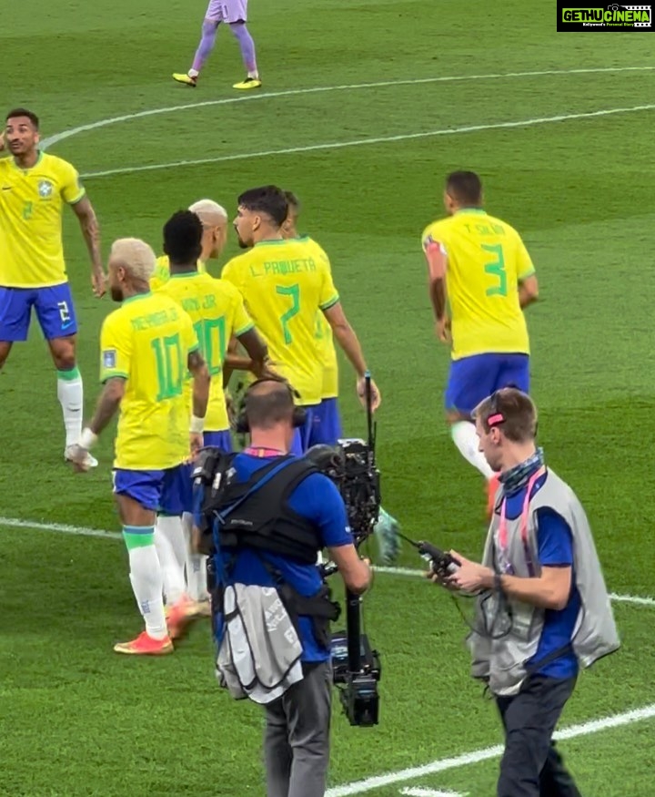 Izabelle Leite Instagram - bringing luck to 🇧🇷🤪 4 goals on our side! quando richarlison marcou eu não consegui comemorar e filmar ao msm tempo🤣🤣🤣 🇧🇷🇧🇷🇧🇷🇧🇷🇧🇷🇧🇷 Vamoooooo 🏆 🦶🔥 Gadget Stadium