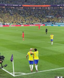 Izabelle Leite Instagram - bringing luck to 🇧🇷🤪
4 goals on our side!
quando richarlison marcou eu não consegui comemorar e filmar ao msm tempo🤣🤣🤣 
🇧🇷🇧🇷🇧🇷🇧🇷🇧🇷🇧🇷
Vamoooooo 🏆
🦶🔥