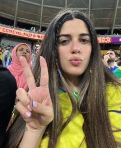 Izabelle Leite Instagram - bringing luck to 🇧🇷🤪
4 goals on our side!
quando richarlison marcou eu não consegui comemorar e filmar ao msm tempo🤣🤣🤣 
🇧🇷🇧🇷🇧🇷🇧🇷🇧🇷🇧🇷
Vamoooooo 🏆
🦶🔥