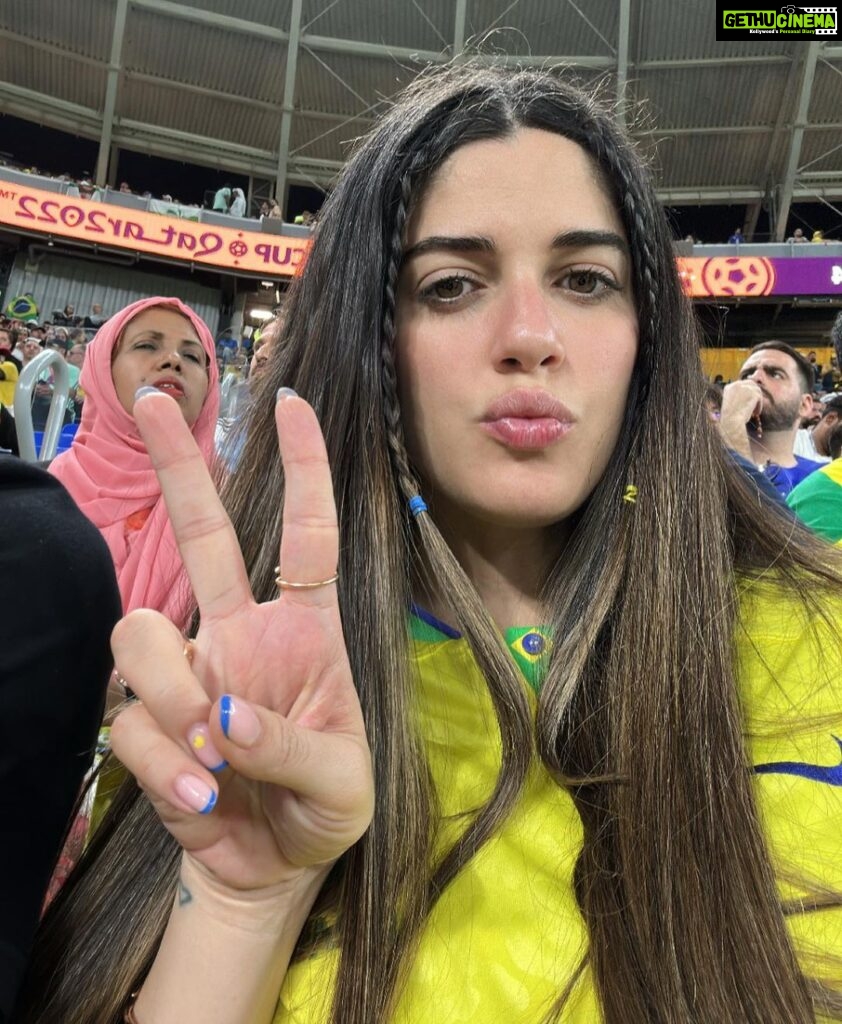 Izabelle Leite Instagram - bringing luck to 🇧🇷🤪 4 goals on our side! quando richarlison marcou eu não consegui comemorar e filmar ao msm tempo🤣🤣🤣 🇧🇷🇧🇷🇧🇷🇧🇷🇧🇷🇧🇷 Vamoooooo 🏆 🦶🔥 Gadget Stadium