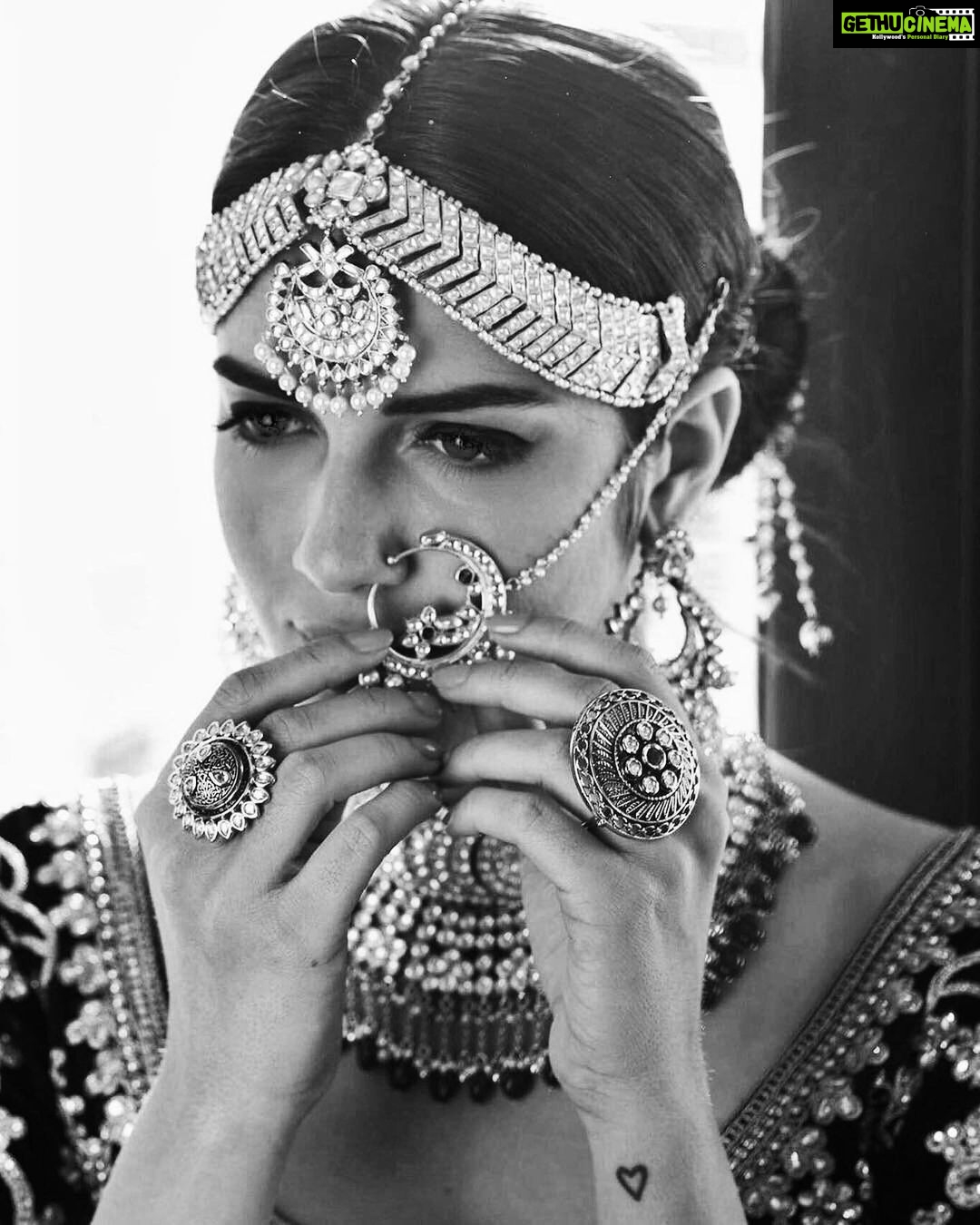 Izabelle Leite Instagram - “ there are three trips you take to India: the one you think you’re going to have - that you plan for; the one you actually have; and the one you live through once you go back home . “ Happy Diwali 🪔🇮🇳❤️ Qatar - Doha