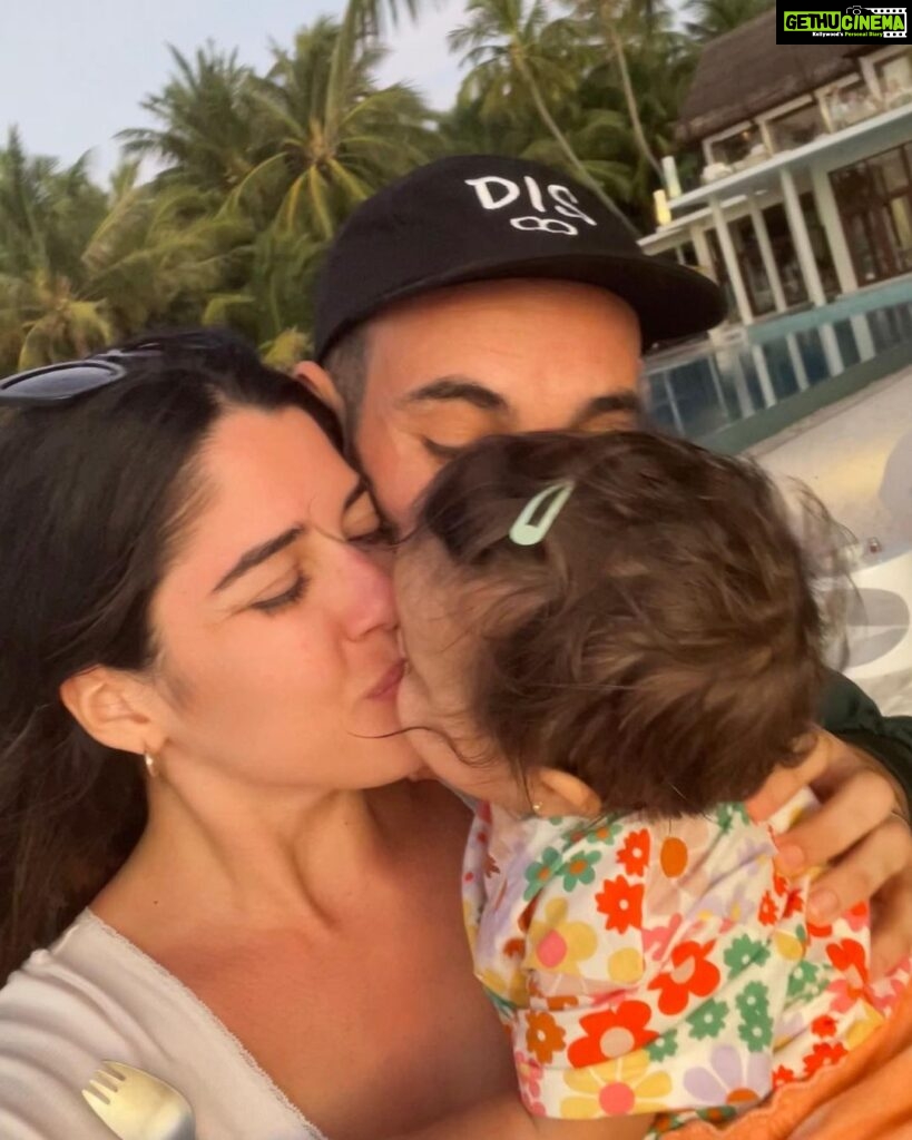 Izabelle Leite Instagram - and in this world, they’re my world🤍🧿✨🌴🌼🌞