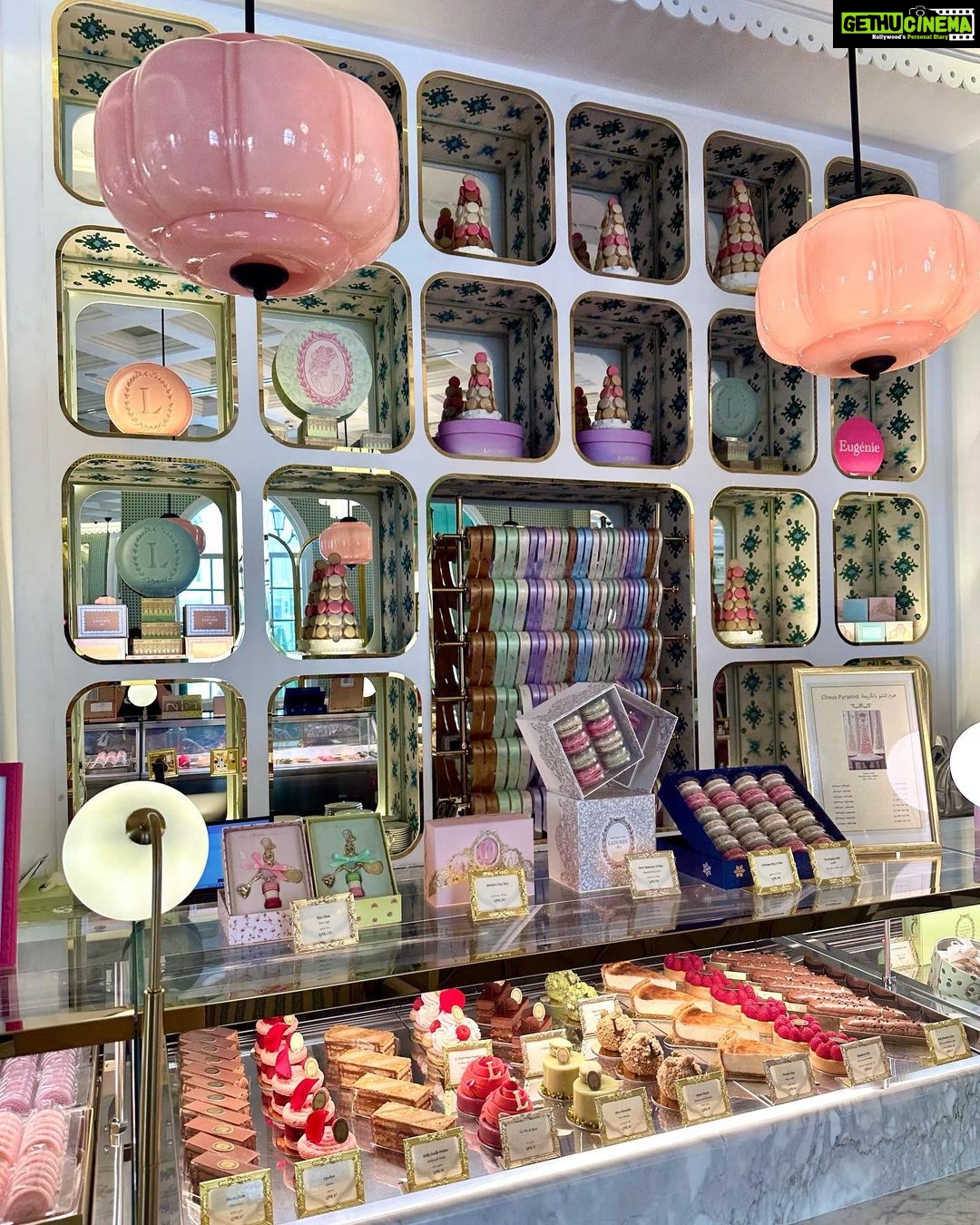 Izabelle Leite Instagram - what a mommy of two babies wishes every morning 🥱☕️😌💕 Ladurée