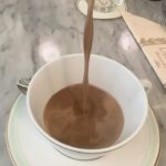 Izabelle Leite Instagram - what a mommy of two babies wishes every morning 🥱☕️😌💕 Ladurée