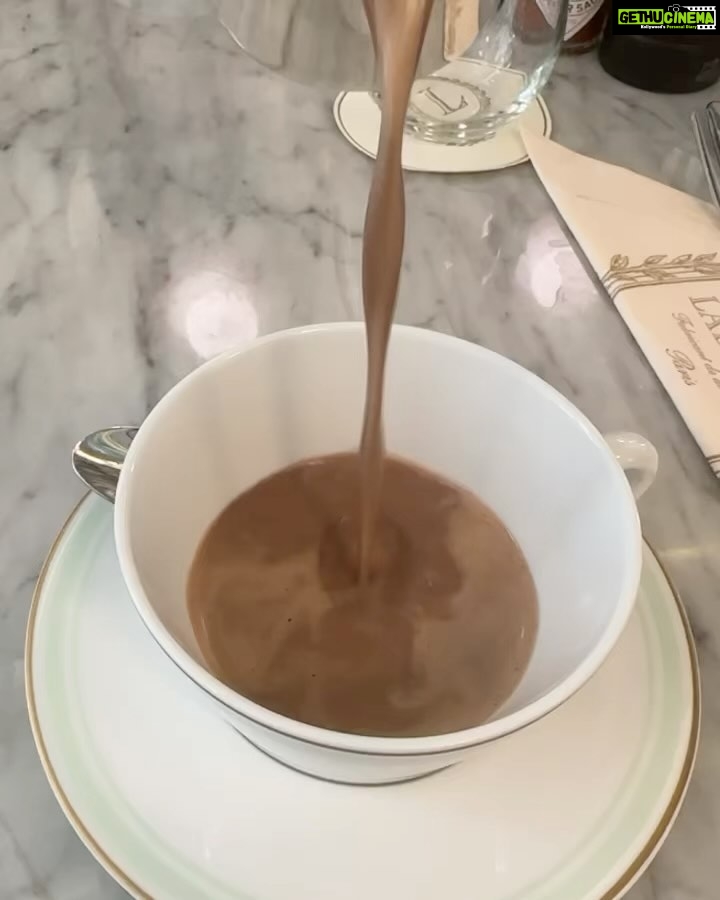 Izabelle Leite Instagram - what a mommy of two babies wishes every morning 🥱☕️😌💕 Ladurée