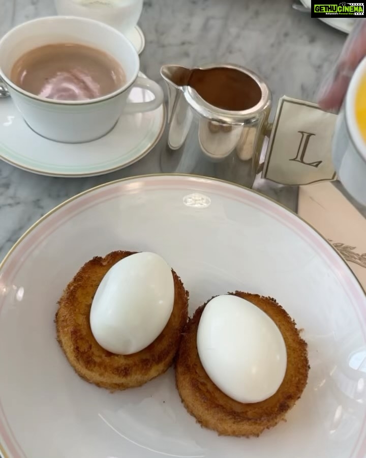 Izabelle Leite Instagram - what a mommy of two babies wishes every morning 🥱☕️😌💕 Ladurée