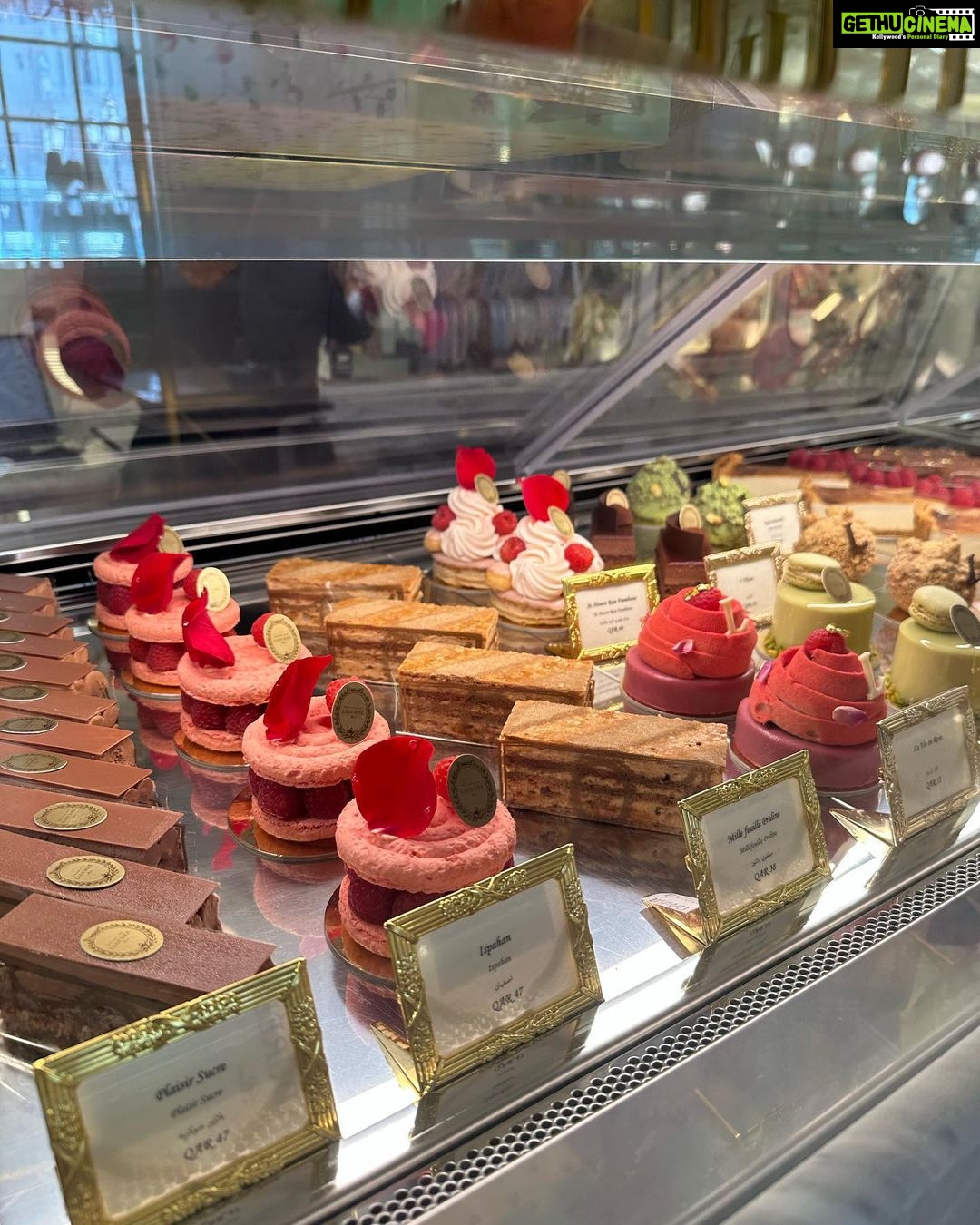 Izabelle Leite Instagram - what a mommy of two babies wishes every morning 🥱☕️😌💕 Ladurée