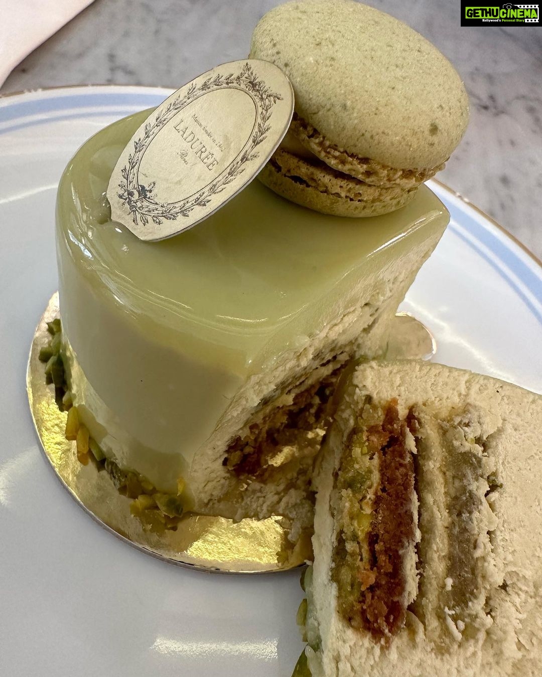 Izabelle Leite Instagram - what a mommy of two babies wishes every morning 🥱☕️😌💕 Ladurée