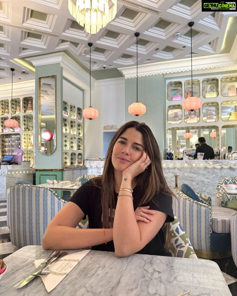Izabelle Leite Instagram - what a mommy of two babies wishes every morning 🥱☕️😌💕 Ladurée
