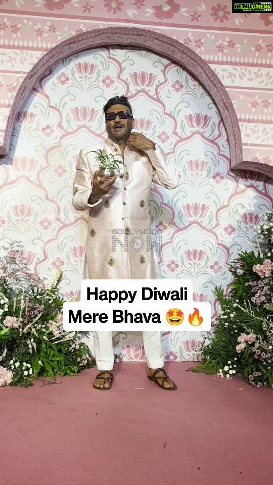 Jackie Shroff Instagram - Jaggu Dada's Diwali Wishes !!!🤩 #RameshTaurani & Varsha Taurani’s Diwali celebration! #BollywoodNow #bollywoodnews #RameshTaurani #diwaliparty #diwalispecial💥