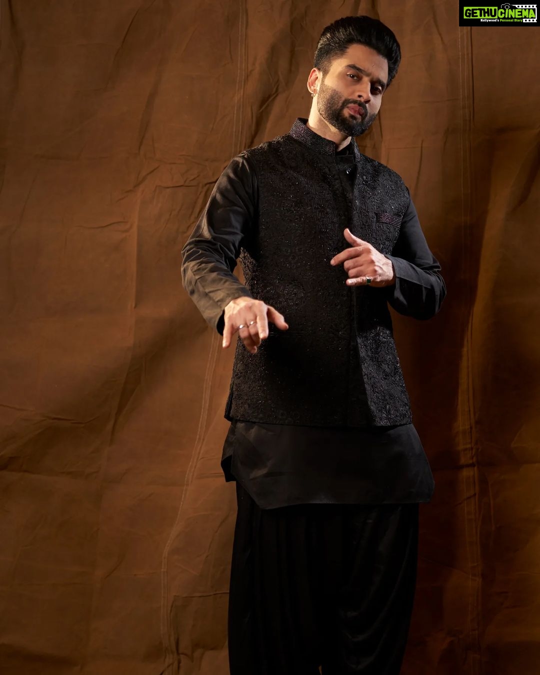Jackky Bhagnani Instagram - It's all about some desi vibe! 🪔 #Diwali #StyleWithJB Outfit @nitikagujralofficial Styled by @anshikaav Styling Team @tanazfatima @bhatia_tanisha HMU @officialbmshairstyle Shot by @realvision333