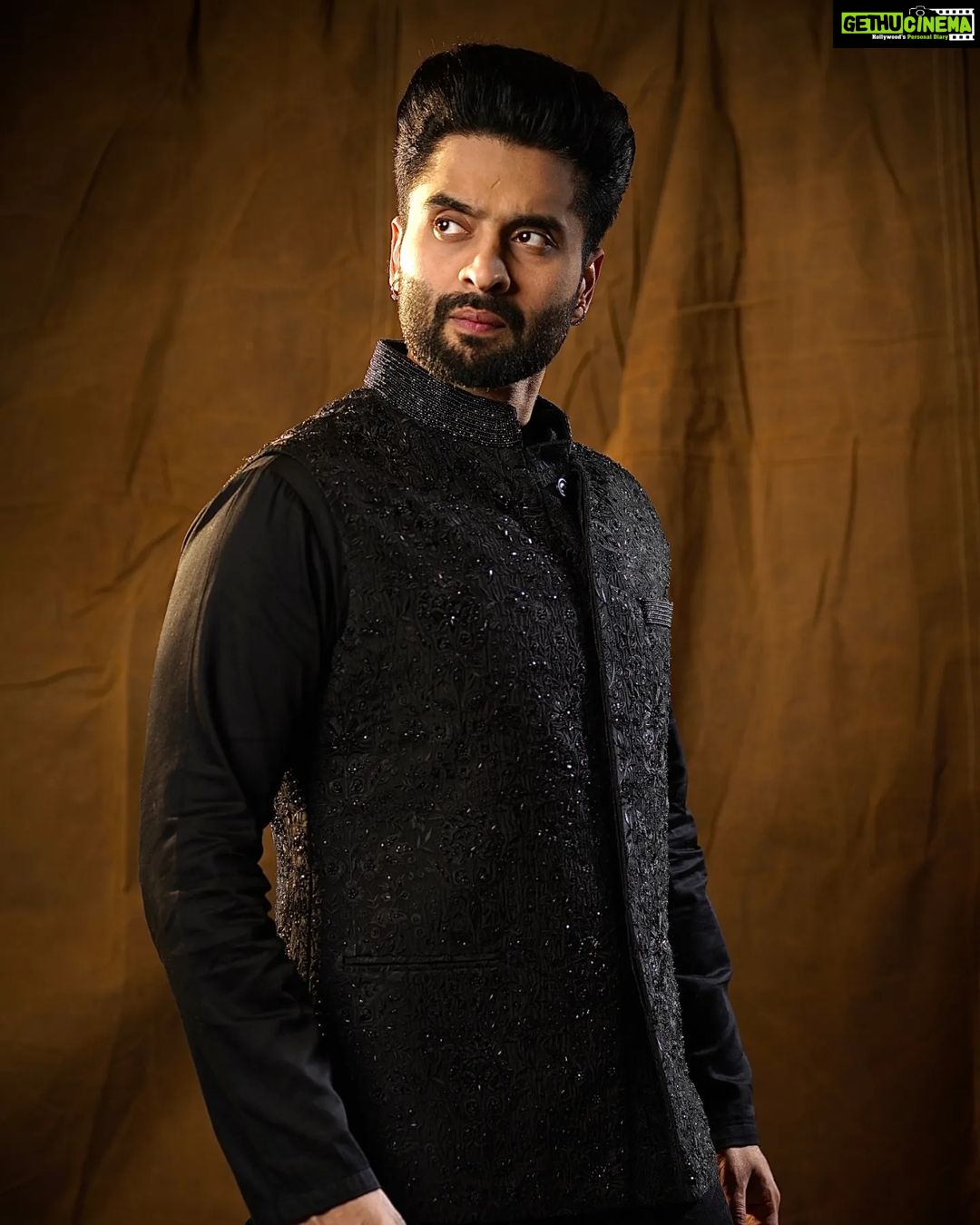 Jackky Bhagnani Instagram - It's all about some desi vibe! 🪔 #Diwali #StyleWithJB Outfit @nitikagujralofficial Styled by @anshikaav Styling Team @tanazfatima @bhatia_tanisha HMU @officialbmshairstyle Shot by @realvision333