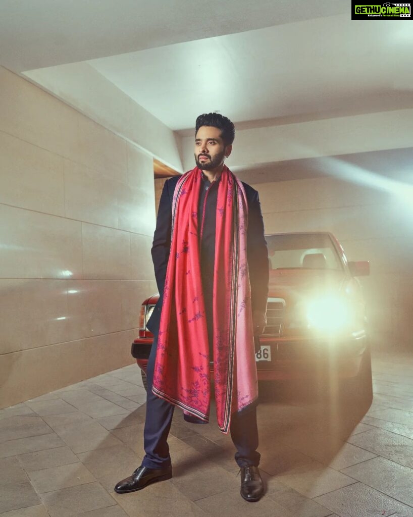 Jackky Bhagnani Instagram - Diwali checklist: Traditional – check! Positive vibes – double check! ✨ Outfit @snbyshantanunikhil Styled by @anshikaav Styling Team @tanazfatima @bhatia_tanisha HMU @officialbmshairstyle Shot by @realvision333