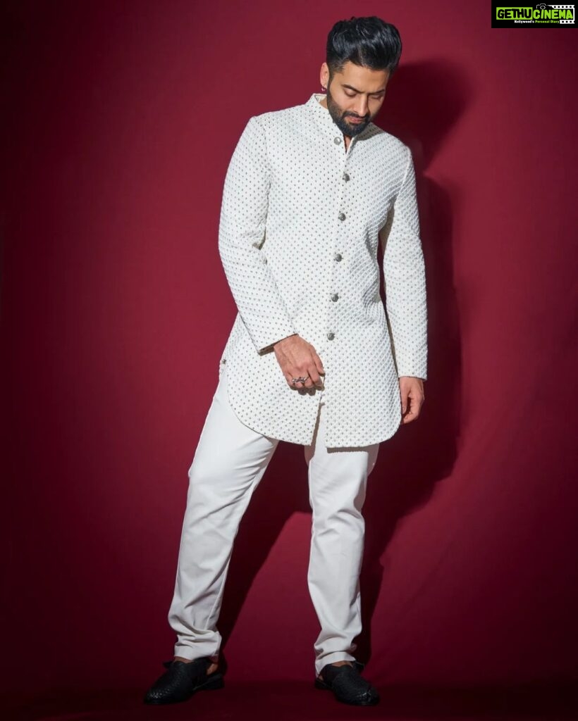 Jackky Bhagnani Instagram - Traditional threads, festive beats – Diwali clicks with cultural feats! #DiwaliVibes Outfit @kunalrawalofficial Footwear @dmodotofficial Styled by @anshikaav Styling Team @tanazfatima @bhatia_tanisha HMU @officialbmshairstyle Shot by @realvision333