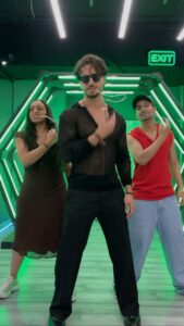Jackky Bhagnani Instagram - One with our Ganapath is compulsory 🔥😎❤️. You guys made so many reels and videos on Hum Aaye Hain thought of joining the celebration with you guys. Keep sending in your videos & we will share it tag us and the team. 🤗 
@tigerjackieshroff @kritisanon @jackkybhagnani #VikasBahl @deepshikhadeshmukh @pooja_ent @virajsawant #GoodCo s|global001 @zeemusiccompany @prakritikakar @siddharthbasrur @piyush_bhagat @shaziasamjit @rishabh_shetty_@paras_omta001 @pravinshindeofficial @niyati_raval95 @nihar_dongre13 @chaosinherveins @nandika_diwedi #WhiteNoiseStudios
@pvrpictures