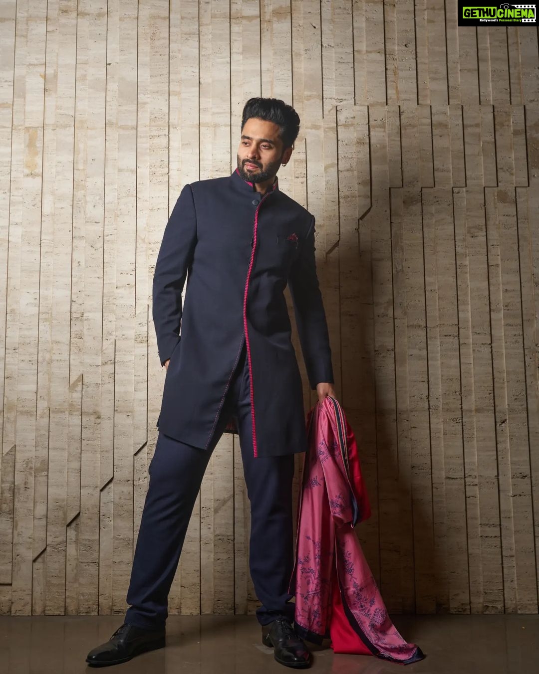 Jackky Bhagnani Instagram - Diwali checklist: Traditional – check! Positive vibes – double check! ✨ Outfit @snbyshantanunikhil Styled by @anshikaav Styling Team @tanazfatima @bhatia_tanisha HMU @officialbmshairstyle Shot by @realvision333