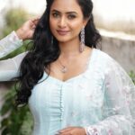 Janani Ashok Kumar Instagram – Why else
are we here if not
to live with unreasonable passion for things 
🌸🩵💗
–
📸: @gk_.photography._ 
👗: @aloraa_by_jd 
Make up : #yourstruly 
Hair: @_stylenart_ 
Jewellery: @fineshinejewels Chennai, India