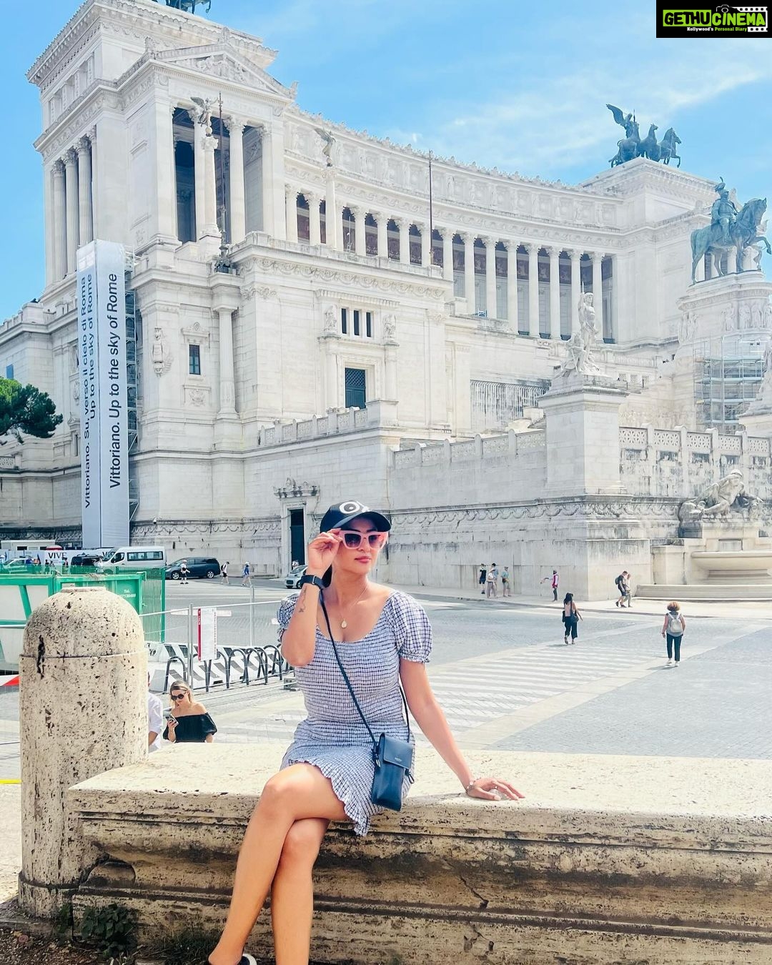 Janani Ashok Kumar Instagram - Until you make the unconscious conscious, it will direct your life and you will call it fate. ✨💫💯🔥😎 - 📸: @madhumitha_sivasankar Itálie,Řím ,Coloseum
