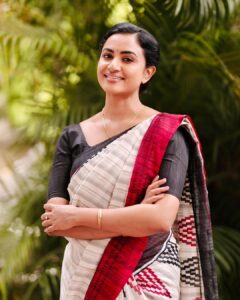 Janani Ashok Kumar Instagram - To the woman who changed my identity “Bharathi” #idhayam #forevergrateful - As artist we perform fictional characters creating a whole new personality within ourself & to be that person in sets is a whole new art. Over the years I’ve made a lot and mistakes and learned a few lessons & all through the journey I’ve zero regrets… it’s been a whole 3 months I started working for this project which still feels like a dream, {“𝐈 𝐦𝐞𝐚𝐧 𝐈’𝐦 𝐥𝐢𝐯𝐢𝐧𝐠 𝐦𝐲 𝐝𝐫𝐞𝐚𝐦”} Chennai, India
