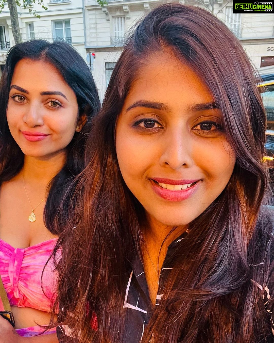 Janani Ashok Kumar Instagram - One of the craziest, colourful evenings of our life…🫠💯✨💫 Travelling with friends is always fun 🤩 & the three of us were incredible 🤩🙌🏼 It was one epic holiday and I can’t wait for our next already @satz_aka_sathishkumaran @madhumitha_sivasankar 🥹🤗♥️ - #paris #eiffeltower #france #europe #traveldiaries #bff Tour Eiffel