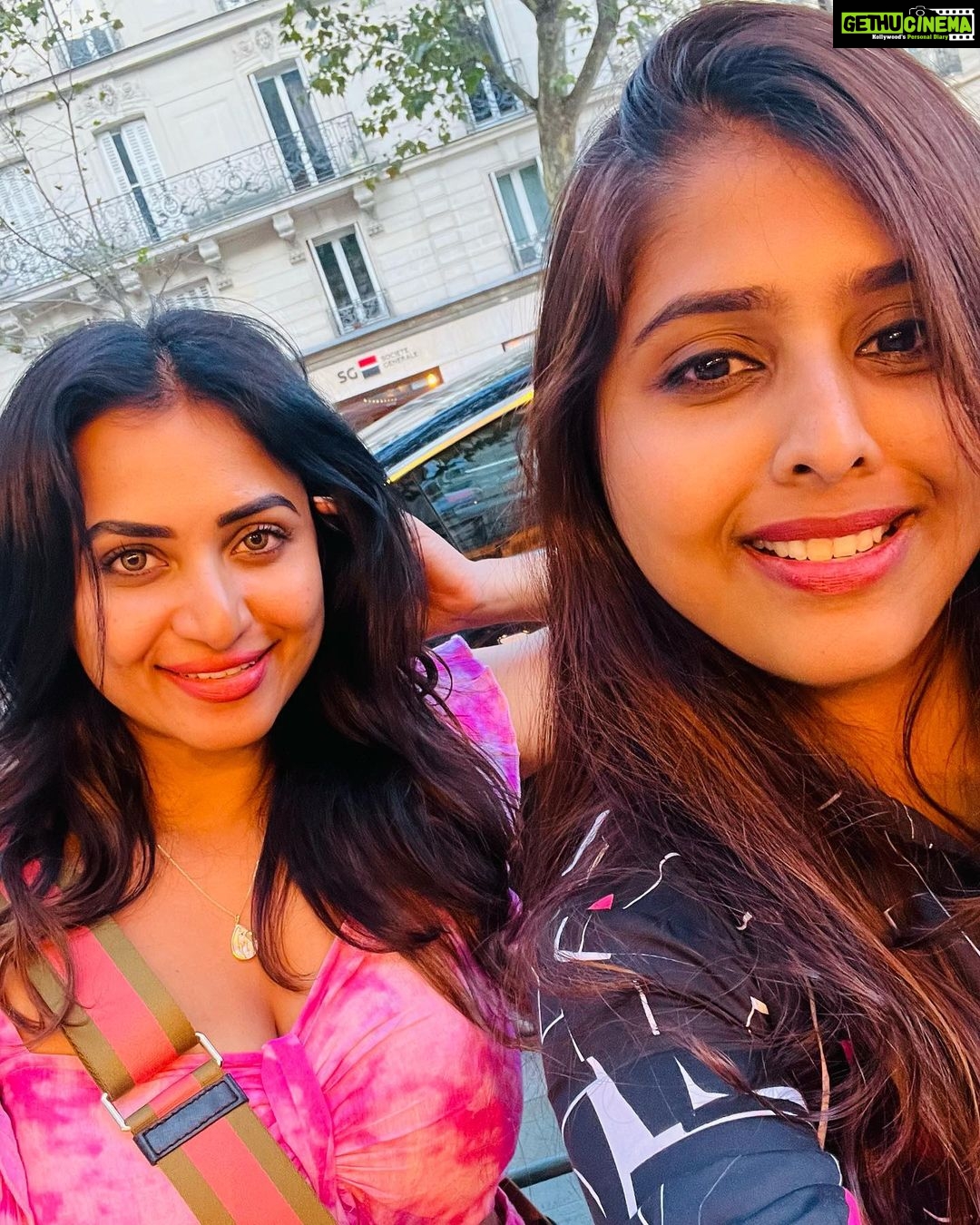Janani Ashok Kumar Instagram - One of the craziest, colourful evenings of our life…🫠💯✨💫 Travelling with friends is always fun 🤩 & the three of us were incredible 🤩🙌🏼 It was one epic holiday and I can’t wait for our next already @satz_aka_sathishkumaran @madhumitha_sivasankar 🥹🤗♥️ - #paris #eiffeltower #france #europe #traveldiaries #bff Tour Eiffel