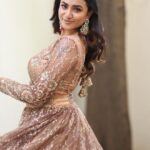 Janani Ashok Kumar Instagram – Life gets better when you expect less ✨💫💯

–
MUAH: @murugeshmakeup_hair 
Jewellery: @chennai_jazz
Outfit: @visha_boutique_ Chennai, India