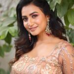 Janani Ashok Kumar Instagram – You can do it. 
☑️☑️☑️
Even though sometimes you doubt yourself. Even though at times it can feel so overwhelming…!
🔸🔸🔸
Do not worry.
Breathe.
Trust yourself.
🔻🔻🔻
Know that you are capable & you are going to absolutely smash it..!
–
MUAH: @murugeshmakeup_hair 
Jewellery: @chennai_jazz
Outfit: @visha_boutique_ Chennai, India