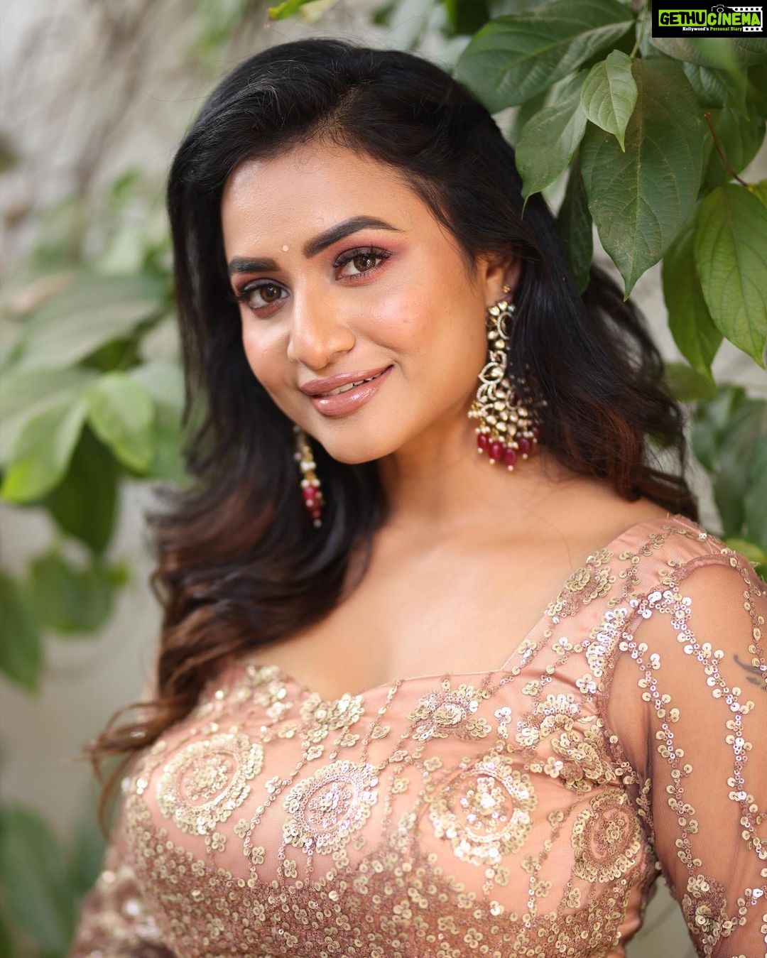 Janani Ashok Kumar Instagram - You can do it. ☑️☑️☑️ Even though sometimes you doubt yourself. Even though at times it can feel so overwhelming…! 🔸🔸🔸 Do not worry. Breathe. Trust yourself. 🔻🔻🔻 Know that you are capable & you are going to absolutely smash it..! - MUAH: @murugeshmakeup_hair Jewellery: @chennai_jazz Outfit: @visha_boutique_ Chennai, India