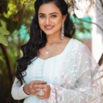 Janani Ashok Kumar Instagram – Why else
are we here if not
to live with unreasonable passion for things 
🌸🩵💗
–
📸: @gk_.photography._ 
👗: @aloraa_by_jd 
Make up : #yourstruly 
Hair: @_stylenart_ 
Jewellery: @fineshinejewels Chennai, India