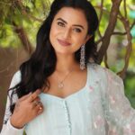 Janani Ashok Kumar Instagram - Why else are we here if not to live with unreasonable passion for things 🌸🩵💗 - 📸: @gk_.photography._ 👗: @aloraa_by_jd Make up : #yourstruly Hair: @_stylenart_ Jewellery: @fineshinejewels Chennai, India