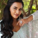 Janani Ashok Kumar Instagram - Why else are we here if not to live with unreasonable passion for things 🌸🩵💗 - 📸: @gk_.photography._ 👗: @aloraa_by_jd Make up : #yourstruly Hair: @_stylenart_ Jewellery: @fineshinejewels Chennai, India