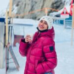 Janani Ashok Kumar Instagram – Sipping on #hotchocolate on Top Of Europe, which remained hot only for 30 seconds haha 😅.

It was -4°C @jungfraujochtopofeurope one of the most distinctive sights of the Swiss Alps.

I must say the hot chocolates are so special there never miss to taste one, when get to visit Switzerland 🫠✨💫💯
–

📸: @madhumitha_sivasankar Jungfraujoch – Top of Europe