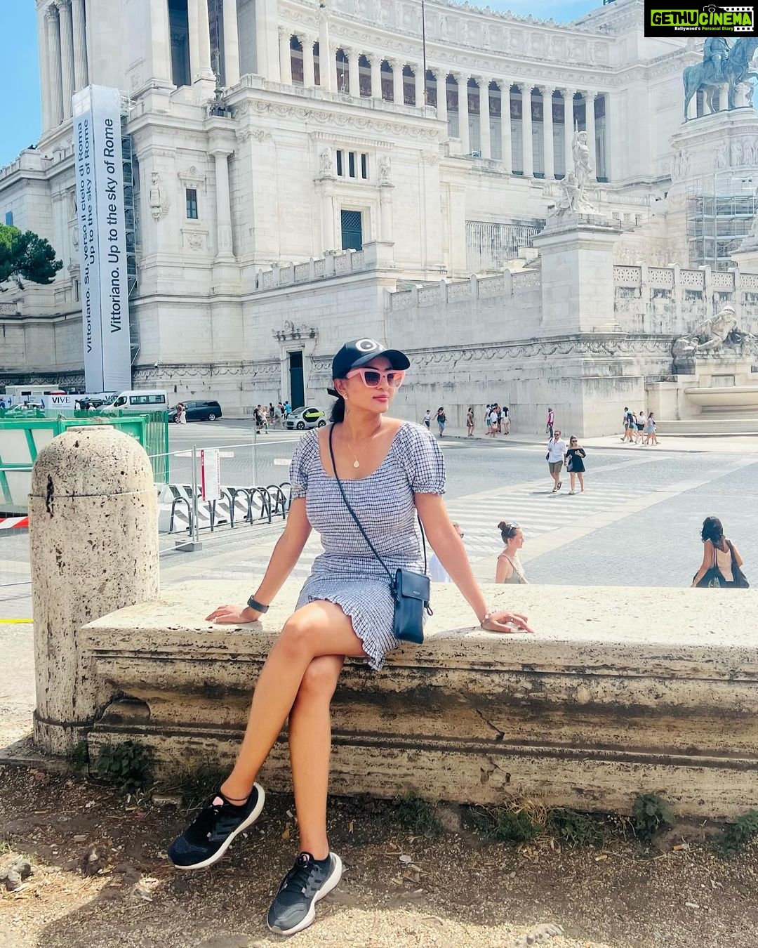 Janani Ashok Kumar Instagram - Until you make the unconscious conscious, it will direct your life and you will call it fate. ✨💫💯🔥😎 - 📸: @madhumitha_sivasankar Itálie,Řím ,Coloseum