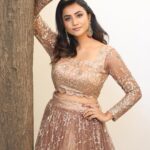 Janani Ashok Kumar Instagram – Life gets better when you expect less ✨💫💯

–
MUAH: @murugeshmakeup_hair 
Jewellery: @chennai_jazz
Outfit: @visha_boutique_ Chennai, India