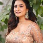 Janani Ashok Kumar Instagram – You can do it. 
☑️☑️☑️
Even though sometimes you doubt yourself. Even though at times it can feel so overwhelming…!
🔸🔸🔸
Do not worry.
Breathe.
Trust yourself.
🔻🔻🔻
Know that you are capable & you are going to absolutely smash it..!
–
MUAH: @murugeshmakeup_hair 
Jewellery: @chennai_jazz
Outfit: @visha_boutique_ Chennai, India