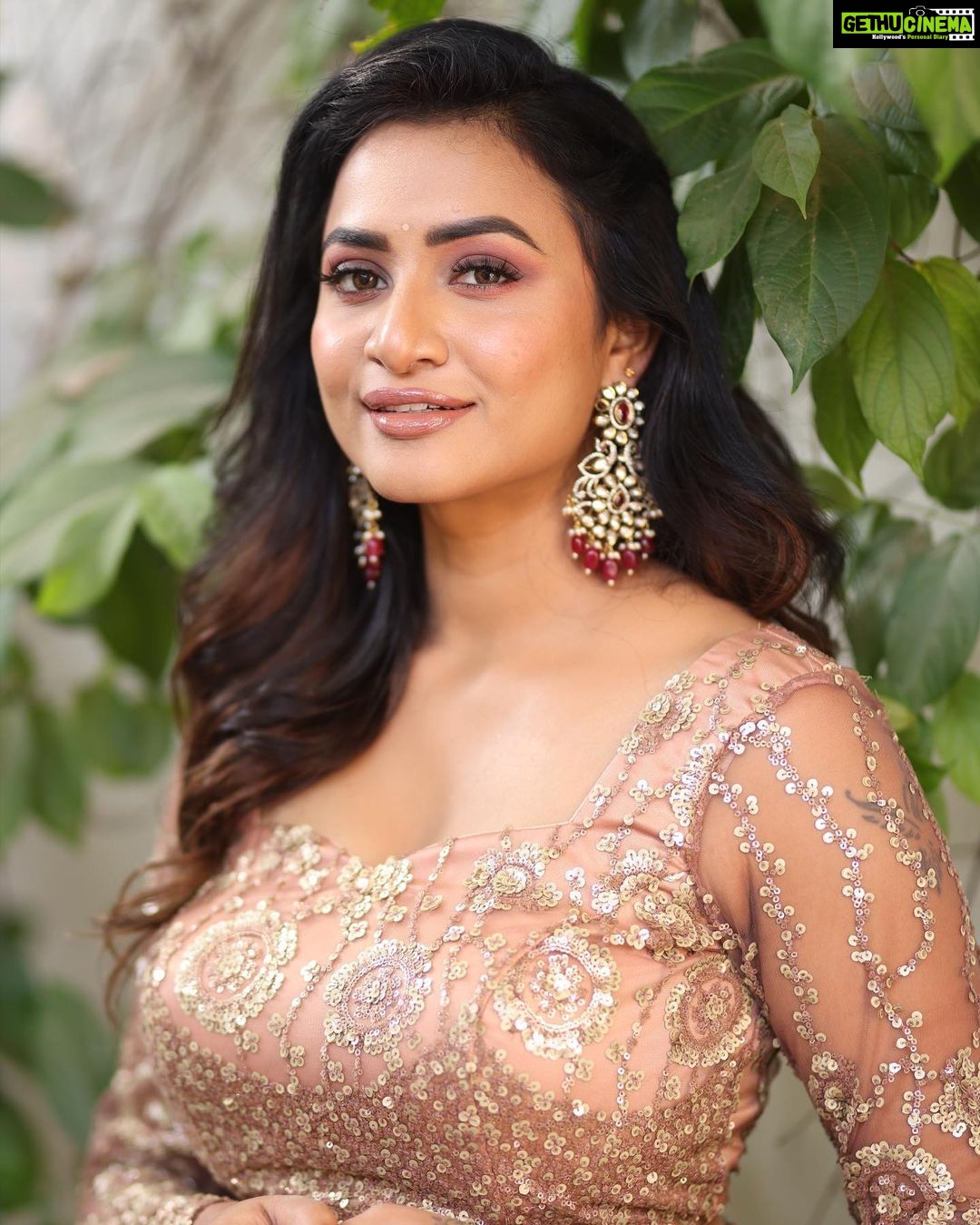 Janani Ashok Kumar Instagram - You can do it. ☑️☑️☑️ Even though sometimes you doubt yourself. Even though at times it can feel so overwhelming…! 🔸🔸🔸 Do not worry. Breathe. Trust yourself. 🔻🔻🔻 Know that you are capable & you are going to absolutely smash it..! - MUAH: @murugeshmakeup_hair Jewellery: @chennai_jazz Outfit: @visha_boutique_ Chennai, India