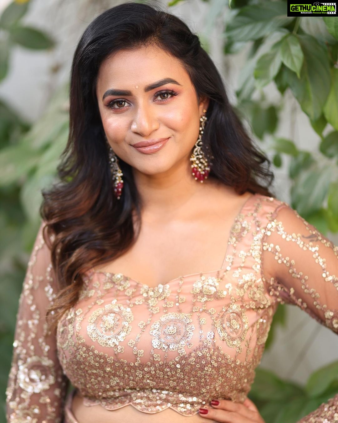 Janani Ashok Kumar Instagram - You can do it. ☑️☑️☑️ Even though sometimes you doubt yourself. Even though at times it can feel so overwhelming…! 🔸🔸🔸 Do not worry. Breathe. Trust yourself. 🔻🔻🔻 Know that you are capable & you are going to absolutely smash it..! - MUAH: @murugeshmakeup_hair Jewellery: @chennai_jazz Outfit: @visha_boutique_ Chennai, India