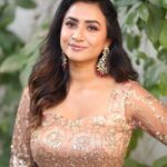 Janani Ashok Kumar Instagram – You can do it. 
☑️☑️☑️
Even though sometimes you doubt yourself. Even though at times it can feel so overwhelming…!
🔸🔸🔸
Do not worry.
Breathe.
Trust yourself.
🔻🔻🔻
Know that you are capable & you are going to absolutely smash it..!
–
MUAH: @murugeshmakeup_hair 
Jewellery: @chennai_jazz
Outfit: @visha_boutique_ Chennai, India