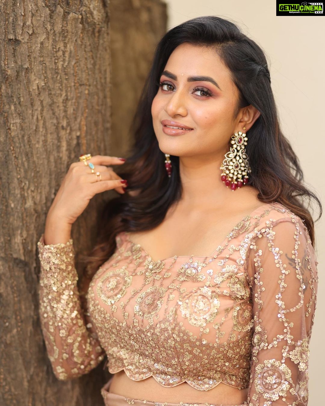 Janani Ashok Kumar Instagram - You can do it. ☑️☑️☑️ Even though sometimes you doubt yourself. Even though at times it can feel so overwhelming…! 🔸🔸🔸 Do not worry. Breathe. Trust yourself. 🔻🔻🔻 Know that you are capable & you are going to absolutely smash it..! - MUAH: @murugeshmakeup_hair Jewellery: @chennai_jazz Outfit: @visha_boutique_ Chennai, India