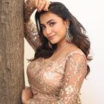 Janani Ashok Kumar Instagram – You can do it. 
☑️☑️☑️
Even though sometimes you doubt yourself. Even though at times it can feel so overwhelming…!
🔸🔸🔸
Do not worry.
Breathe.
Trust yourself.
🔻🔻🔻
Know that you are capable & you are going to absolutely smash it..!
–
MUAH: @murugeshmakeup_hair 
Jewellery: @chennai_jazz
Outfit: @visha_boutique_ Chennai, India
