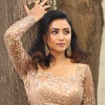 Janani Ashok Kumar Instagram – You can do it. 
☑️☑️☑️
Even though sometimes you doubt yourself. Even though at times it can feel so overwhelming…!
🔸🔸🔸
Do not worry.
Breathe.
Trust yourself.
🔻🔻🔻
Know that you are capable & you are going to absolutely smash it..!
–
MUAH: @murugeshmakeup_hair 
Jewellery: @chennai_jazz
Outfit: @visha_boutique_ Chennai, India