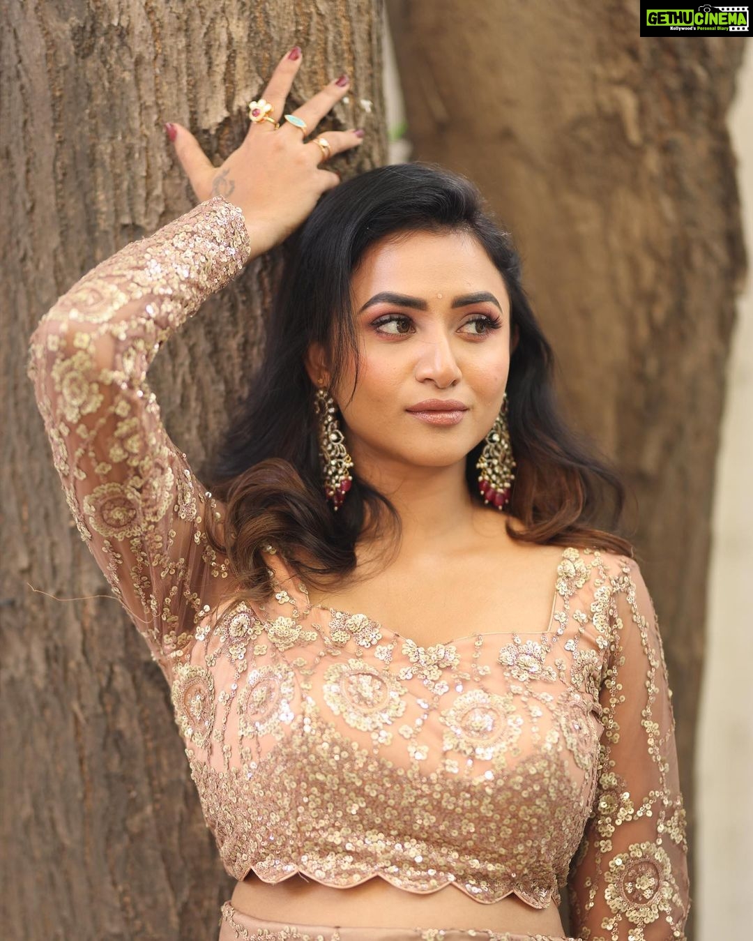 Janani Ashok Kumar Instagram - You can do it. ☑️☑️☑️ Even though sometimes you doubt yourself. Even though at times it can feel so overwhelming…! 🔸🔸🔸 Do not worry. Breathe. Trust yourself. 🔻🔻🔻 Know that you are capable & you are going to absolutely smash it..! - MUAH: @murugeshmakeup_hair Jewellery: @chennai_jazz Outfit: @visha_boutique_ Chennai, India