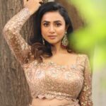Janani Ashok Kumar Instagram – You can do it. 
☑️☑️☑️
Even though sometimes you doubt yourself. Even though at times it can feel so overwhelming…!
🔸🔸🔸
Do not worry.
Breathe.
Trust yourself.
🔻🔻🔻
Know that you are capable & you are going to absolutely smash it..!
–
MUAH: @murugeshmakeup_hair 
Jewellery: @chennai_jazz
Outfit: @visha_boutique_ Chennai, India