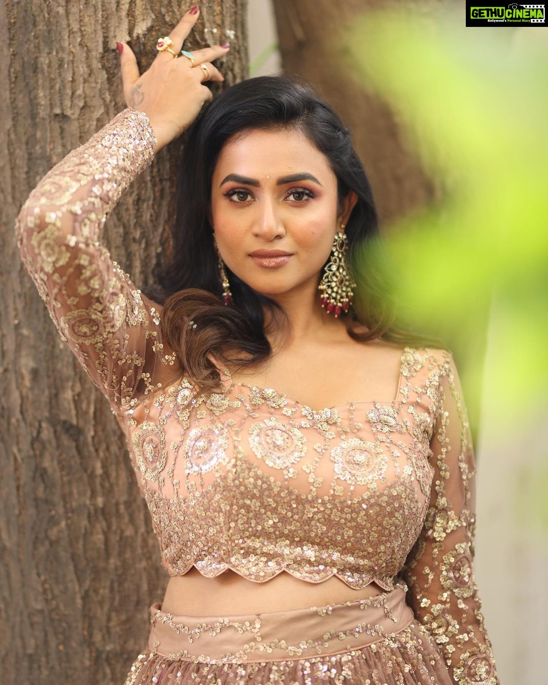 Janani Ashok Kumar Instagram - You can do it. ☑️☑️☑️ Even though sometimes you doubt yourself. Even though at times it can feel so overwhelming…! 🔸🔸🔸 Do not worry. Breathe. Trust yourself. 🔻🔻🔻 Know that you are capable & you are going to absolutely smash it..! - MUAH: @murugeshmakeup_hair Jewellery: @chennai_jazz Outfit: @visha_boutique_ Chennai, India