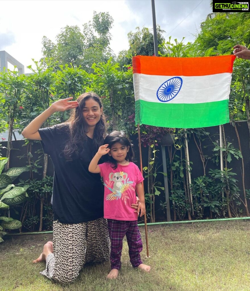 Janki Bodiwala Instagram - 🇮🇳🇮🇳 JAI HIND🇮🇳🇮🇳 . From nyra(niece)and me . Ps -wokeup 2 mins before clicking this pic so no puffy comments 😷